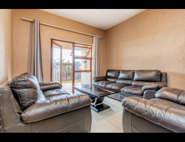 2 BEDROOM APARTMENT FOR SALE IN CONSTANTIA KLOOF